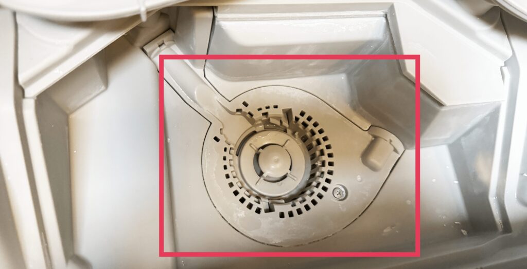 洗剤を入れる場所の水滴をキッチンペーパーなどで拭き取ってみてください。