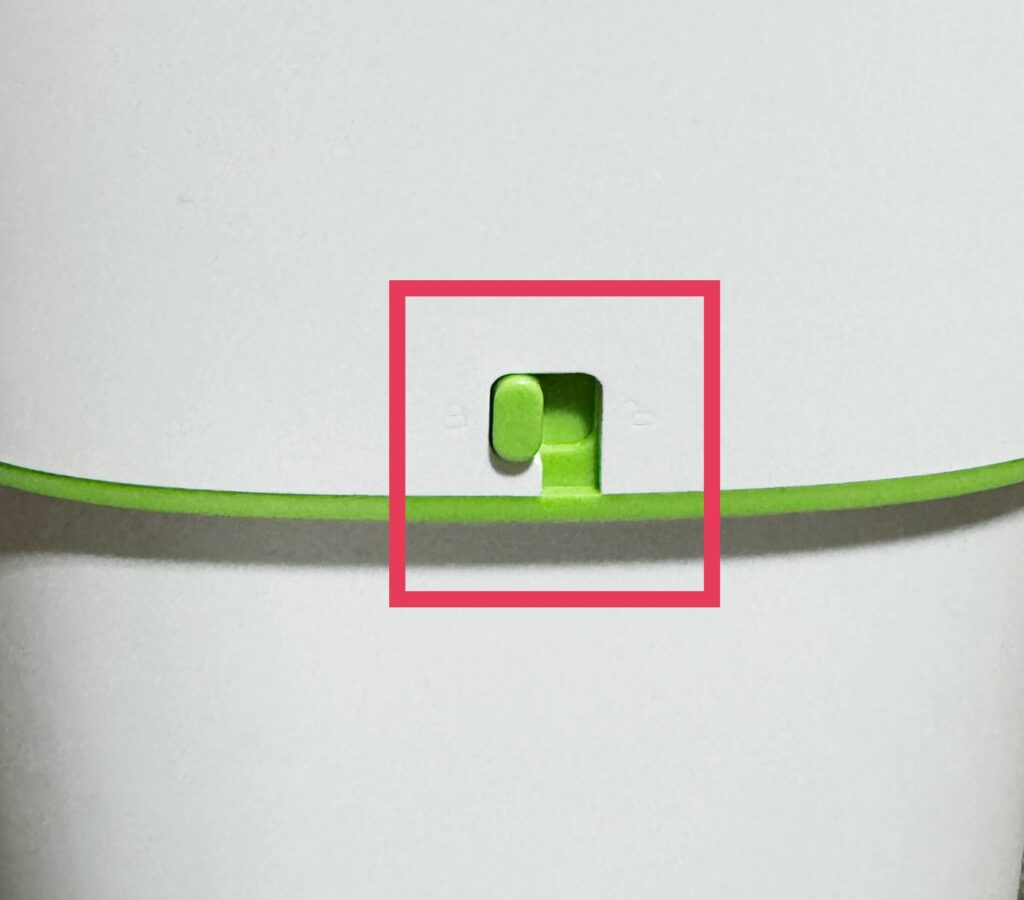 本体側面の緑色のカチッとする部分は、絶対に開けてはいけません。